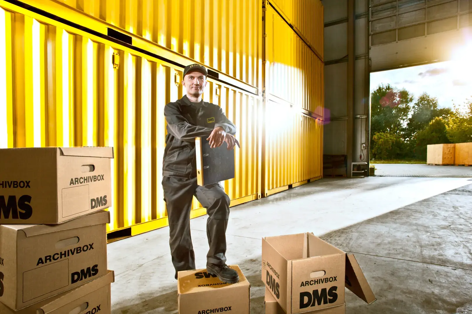Containerlagerhalle mit moderner Krananlage